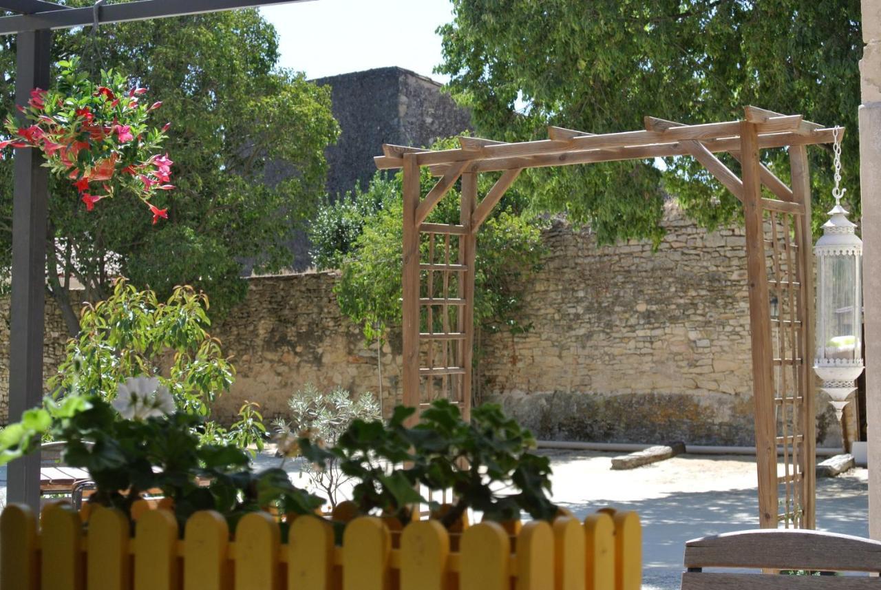 Logis Hotel Restaurant Le Clos Des Capitelles Uchaud Exterior foto