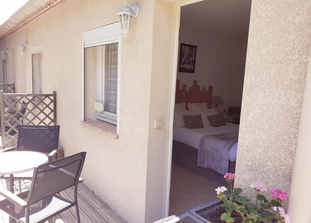 Logis Hotel Restaurant Le Clos Des Capitelles Uchaud Exterior foto
